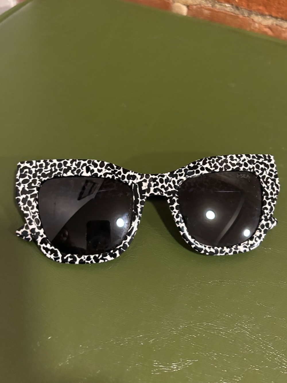 UO Exclusive Decker Polarized Square Sunglasses - Picture 6 of 6